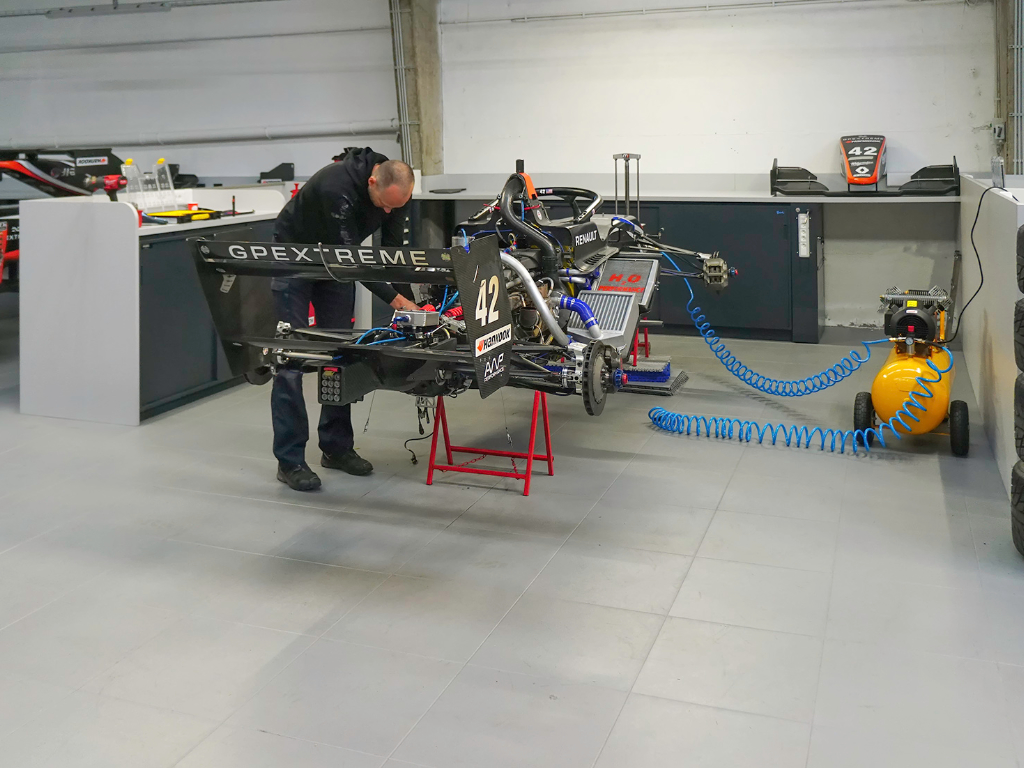 m2-workshop2 M2 Motorsport Workshop